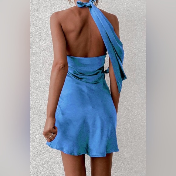 Backless halter neck mini dress - Picture 2 of 4